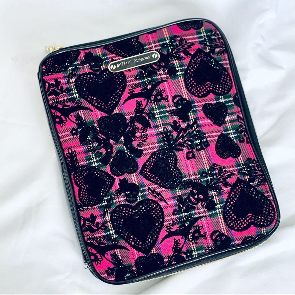 Betsey Johnson IPAD/Tablet Case